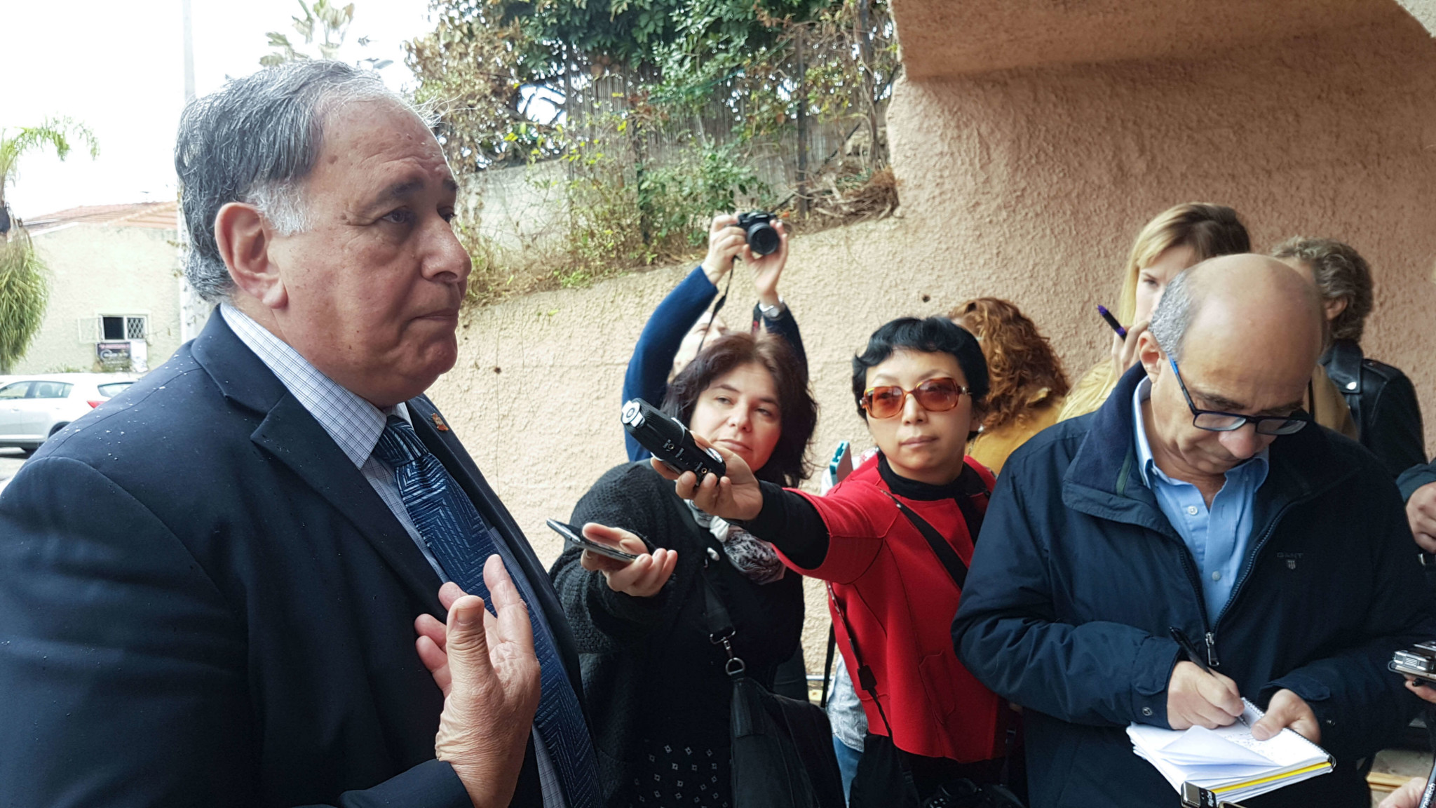 Ariel Waterman, enginyer municipal de l’Ajuntament de Haifa, va rebre els mitjans en un vessant del barri de Ramat Eshkol. Sospita que el primer foc va ser intencionat. 