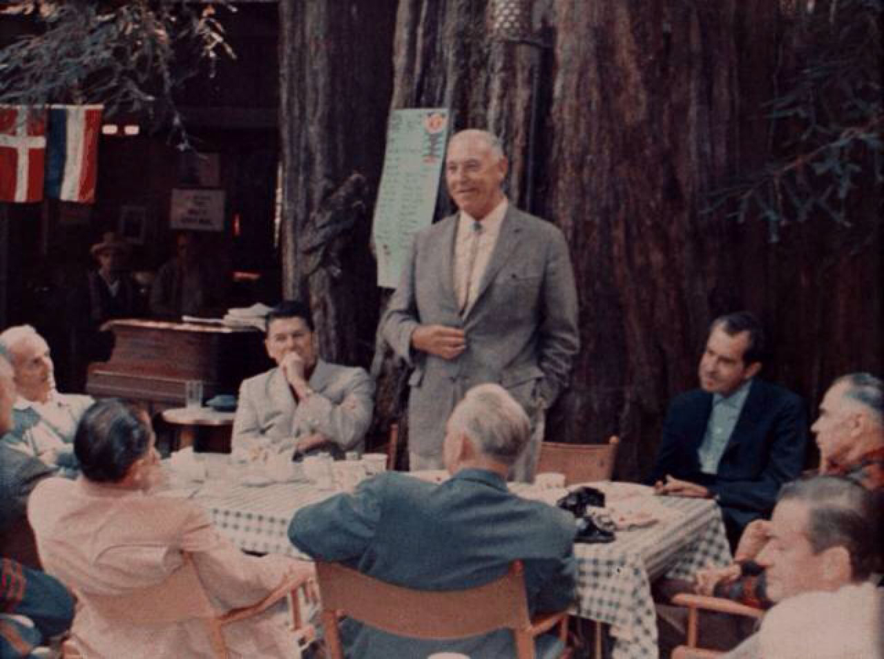 Durant els quinze dies que dura el campament anual d’estiu del secret i selecte club els membres es dediquen a fer, entre altres coses, estranys rituals. En la foto de baix, Ronald Reagan i Richard Nixon en un acte del Bohemian el 1957, imatge que ha servit per assegurar que el secret club fabrica presidents.