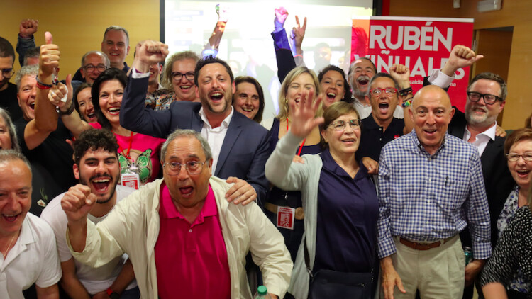 Viñuales festeja la victòria del PSC a Tarragona