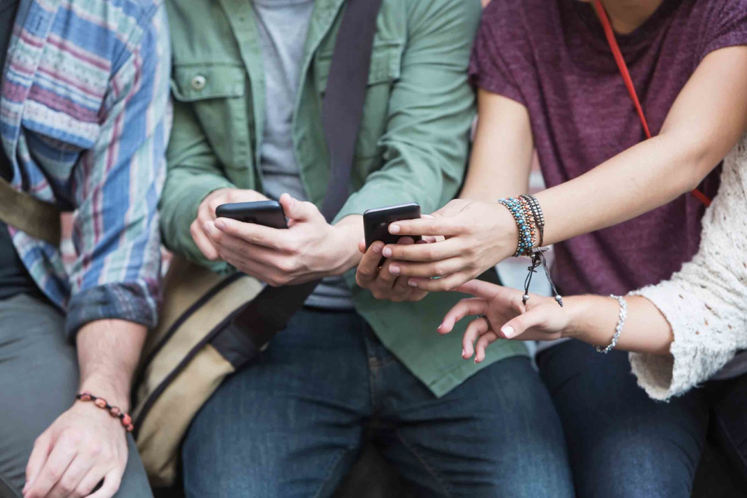 Adolescents revisen les notificacions del mòbil