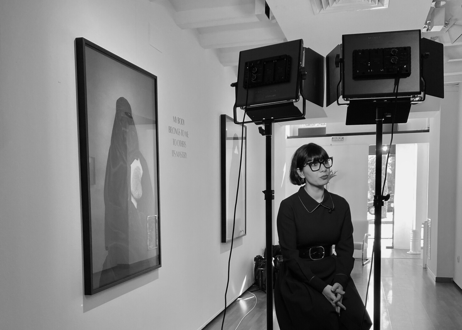 L’artista conceptual de l'Afganistan Rada Akbar presenta Invisible Captivity a la galeria ImaginArt de Barcelona.
