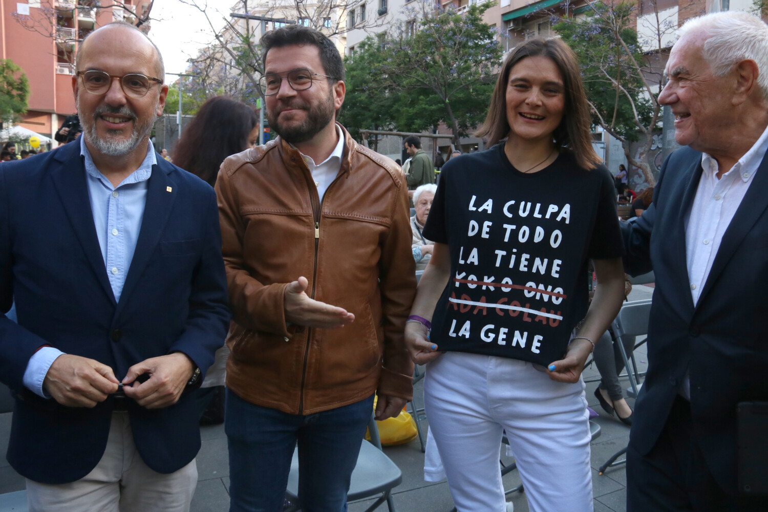La número 7 de la llista d'ERC a Barcelona, Rosa Suriñach, ensenya una samarreta al costat del candidat, Ernest Maragall; el president del Govern, Pere Aragonès; i el conseller Carles Campuzano  Data de publicació: dilluns 22 de maig del 2023, 19:16  Localització: Barcelona  Autor: Bernat Vilaró
