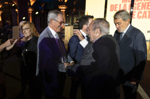 Eliseu Climent saluda Xavier Trias mentre els presidents Pere Aragonès i Artur Mas conversen