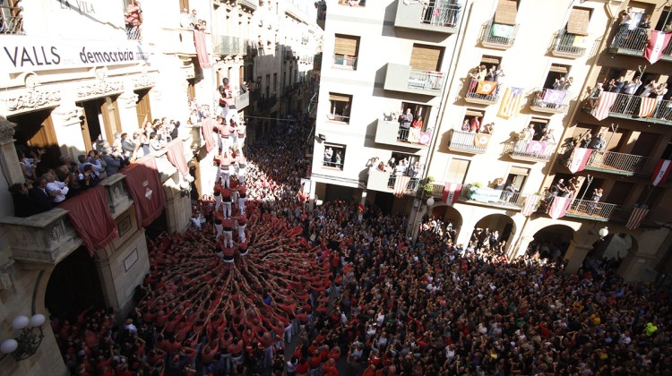 Valls és el quilòmetre zero  del món casteller. La tradició i la potència de les seues colles, la Joves i la Vella, no en deixa cap dubte.