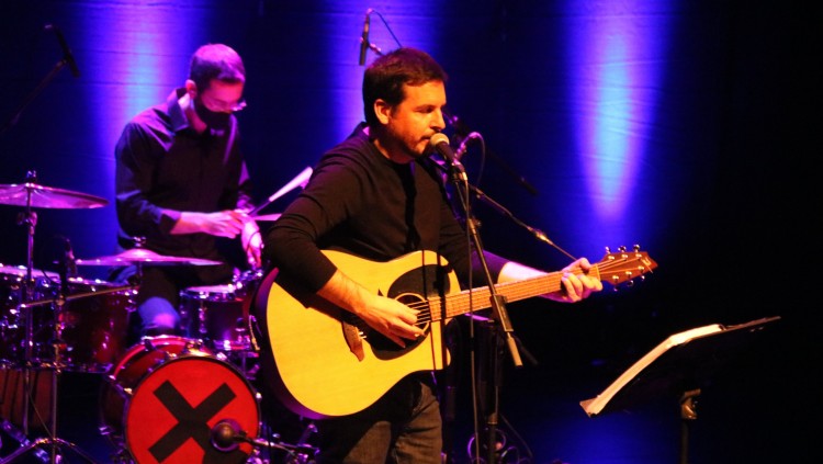 Pau Alabajos, durant el concert inaugural del BarnaSants 2021, a l'Hospitalet. ACN