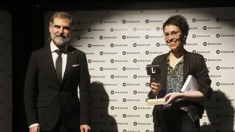 El president d'Òmnium Cultural, Jordi Cuixart, amb Eva Baltasar, guanyadora del Premi Òmnium a la millor novel·la de l'any. Òmnium Cultural