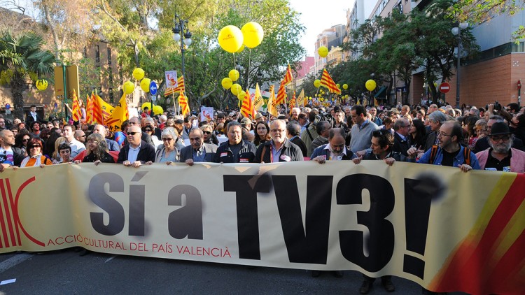 Una manifestació històrica. El 25 d’abril de 2011, 80.000 persones van eixir al carrer per protestar contra el tancament de TV3 al País Valencià. Prats i Camps (Arxiu EL TEMPS)