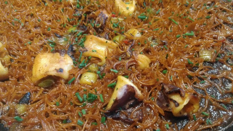 Rossejat de fideu amb calamars i allets. Viquipèdia