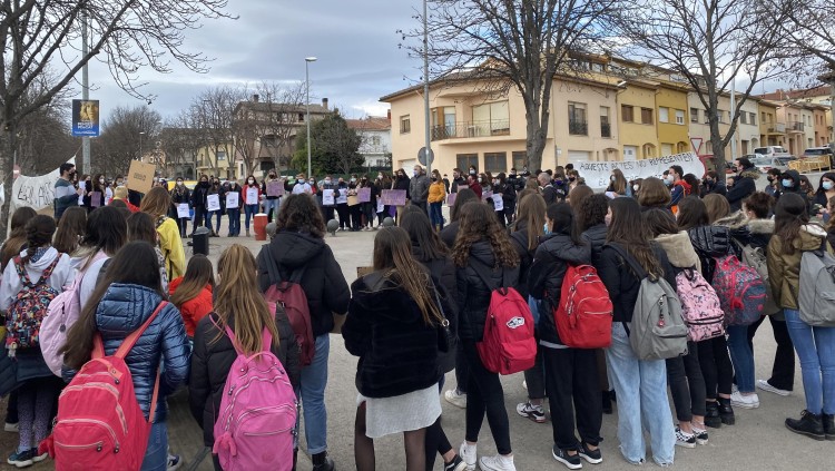 Les noies s’han concentrat davant de l’institut. Pol Baraza
