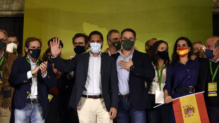 El líder de Vox a Catalunya, Ignacio Garriga, celebra amb els dirigents del seu partit el resultat electoral del 14-F. Europa Press