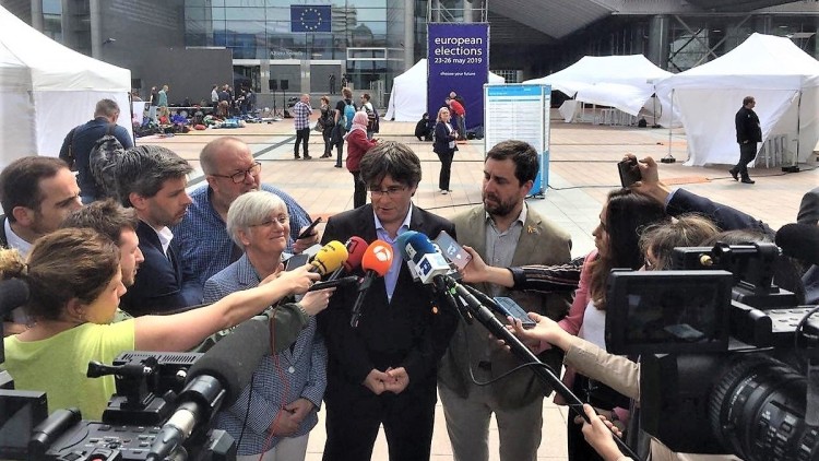 Puigdemont, Comín i Ponsatí atenen a la premsa a l'eixida del Parlament Europeu. Europa Press
