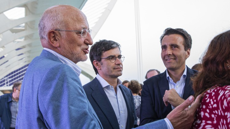 De gendre a sogre. A l’esquerra, Juan Roig, propietari de Mercadona. Al centre, amb ulleres, Roberto Centeno, cofundador del fons d’inversió Atitlan.. Eva Màñez