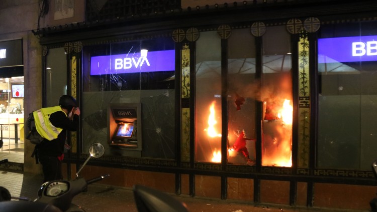 Pla general d'una entitat bancària cremant a Barcelona després de la manifestació, que ha acabat amb alguns aldarulls. Agència Catalana de Notícies