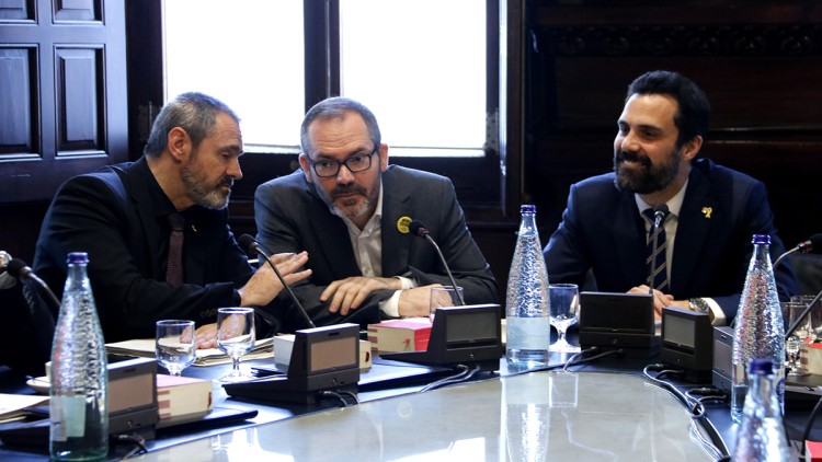 Pla mitjà del president del Parlament, Roger Torrent, amb el vicepresident, Josep Costa, i el diputat de JxCat Eusebi Campdepadrós. Agència Catalana de Notícies