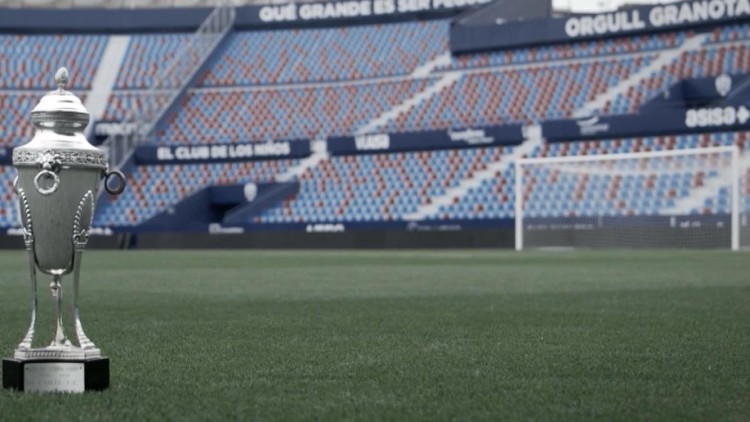 Imatge del documental emès per À Punt dedicat a la Copa de l’Espanya lliure, amb el trofeu a la gespa del Ciutat de València.
