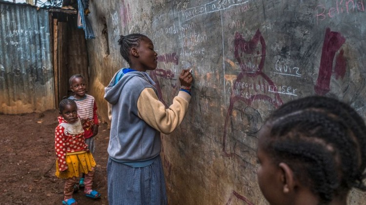 Xiquets en una escola de Kenya. Der Spiegel