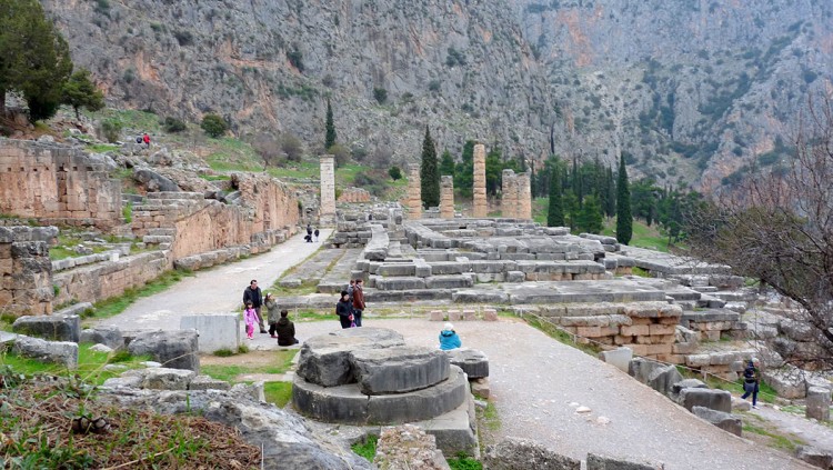 Antic temple de Delfos, a Grècia. Viquipèdia