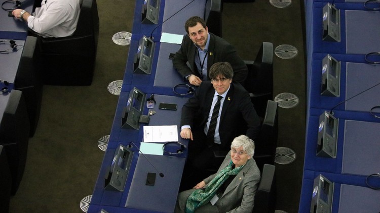 Els eurodiputats Toni Comín, Clara Ponsatí i Carles Puigdemont al seu escó a la seu del Parlament Europeu a Estrasburg, el 10 de febrer del 2020. Agència Catalana de Notícies