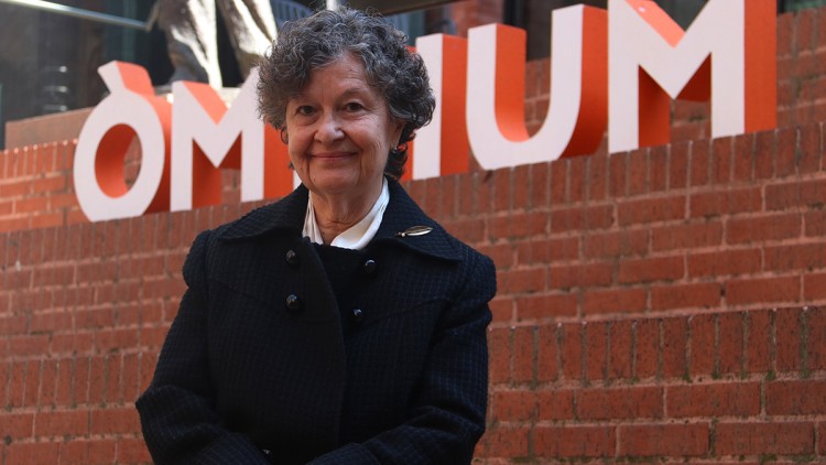Pla mitjà de Maria Barbal, 53è Premi d'Honor de les Lletres Catalanes, a la grada exterior del Palau de la Música. Agència Catalana de Notícies
