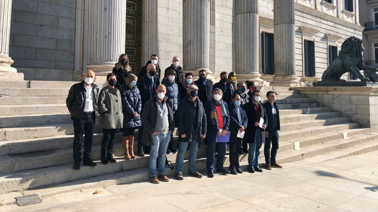 Imatge de representants de les entitats signants a les portes del Congrés dels Diputats