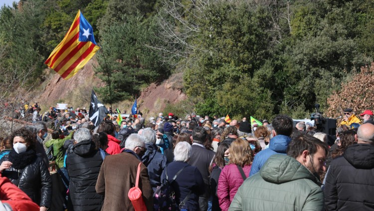 Pla mitjà de la manifestació que s'ha fet a sobre del pont del riu Major aquest diumenge 14 de març de 2021. Agència Catalana de Notícies