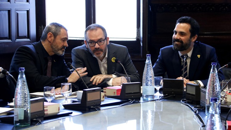 Pla mitjà del president del Parlament, Roger Torrent, amb el vicepresident, Josep Costa, i el diputat de JxCat Eusebi Campdepadrós. Imatge del 12 de març del 2019. Agència Catalana de Notícies