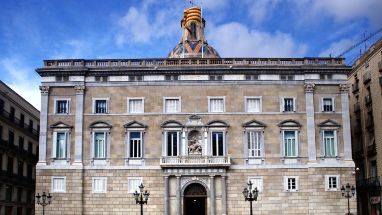 La Generalitat, institució governamental dels catalans, de tots, car n'hi ha una al nord i una altra al sud del rierol de la Sénia. La històrica, la Diputació del General, la liquidaren els Borbons (una en 1707 i l'altra en 1714). Ressuscitat el nom, en 1931, en substitució de la II República catalana, la proclamada per Francesc Macià (la primera és la de Pau Claris de 1640), el nom «Generalitat» ha servit també per a designar la institució que dirigeix l'autonomia de la Catalunya de quatre províncies des de 1977, i també de l'homòloga sudista des de 1982.