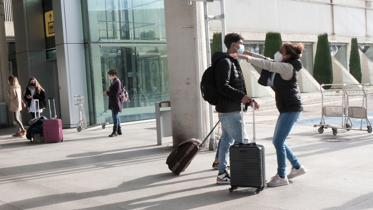 Dues persones se saluden a les portes de l'aeroport de Son Sant Joan. Europa Press