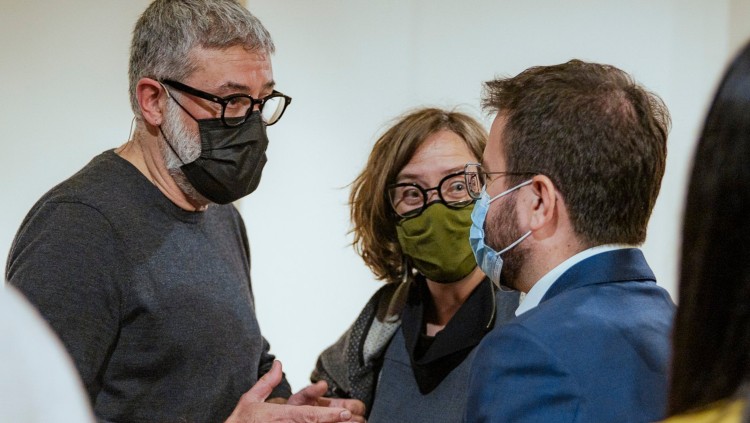 Pla mitjà de Carles Riera i Eulàlia Reguant (CUP-UNCPG) parlant amb Pere Aragonès (ERC) el 17 de març del 2021. Agència Catalana de Notícies