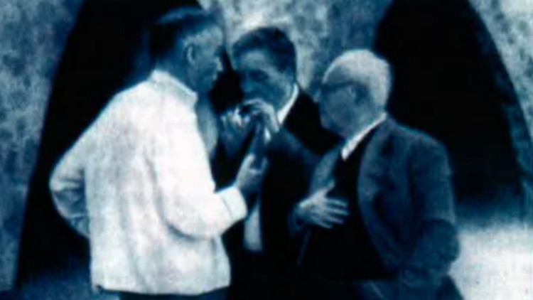 L'editor de Selecta, Josep Maria Cruzet; els escriptors Josep Pla i Agustí Calvet, en una població de la Costa Brava. Arxiu EL TEMPS