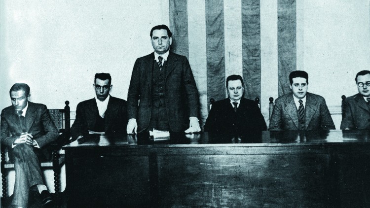 Manuel Carrasco i Formiguera, dempeus, fent una conferència al local d’Unió Democràtica de Catalunya, a Barcelona, acompanyat d’altres militants, el 14 de març del 1935.