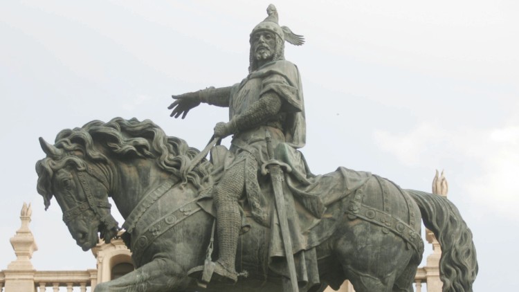 Jaume I conquerí Mallorca i València, però de sobte no sorgiren els mallorquins i els valencians. Si de cas, els mallorquins i els valencians eren els altres, els andalusins obligats a marxar, els 'mayūrqiyūn' i 'balansiyūn', a Mallorca literalment exterminats. Mallorca i València esdevingueren terres de catalans exportats, una altra Catalunya que, per vicissituds dels temps, restaren escindides del corònim original.