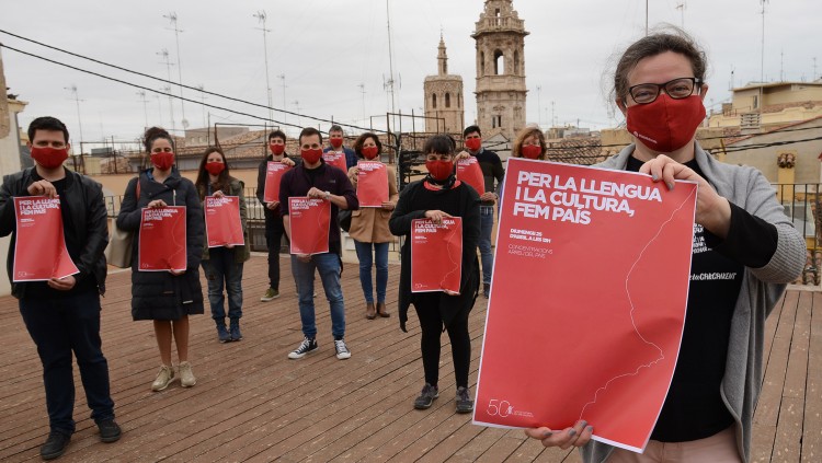 En primer plànol, Anna Oliver, presidenta d'Acció Cultural, aquest dimarts abans de la presentació dels actes pel 25 d'Abril.. Prats i Camps