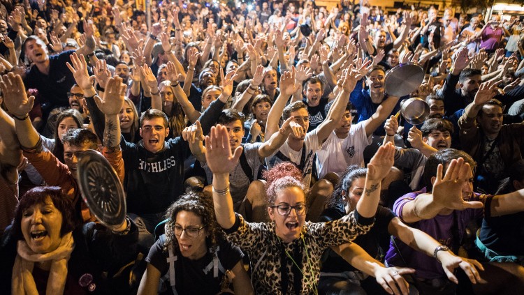 Manifestants seuen al terra a Pineda de Mar l'octubre de 2017. Jordi Borràs