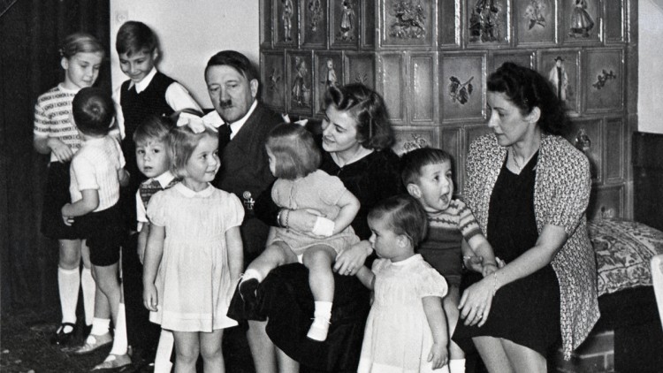 Hitler, Eva i Gerda BormannBuch, amb els fills de Bormann — secretari privat del Führer— i Speer (31 de desembre de 1939), de l’àlbum de fotos d’Eva Braun. L’increment de la natalitat era un objectiu primordial per al règim.
