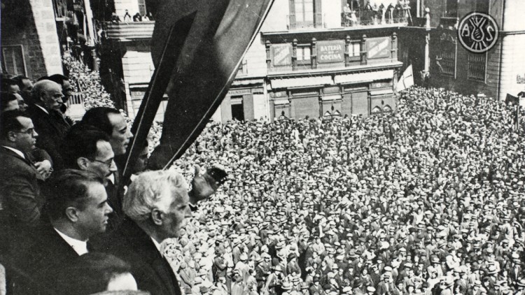 El 14 d'abril de 1931, Francesc Macià proclamà l'Estat Català i la República Catalana. La jugada era arriscada, però això li permeté, tot i renunciar al nom de república, el compromís de la república espanyola naixent a atorgar de manera ràpida un estatut d'autonomia al Principat de Catalunya.. Amadeu Aragay