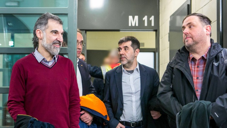 Pla mitjà de Jordi Cuixart, Josep Rull, Jordi Sànchez i Oriol Junqueras durant el seu trasllat a Madrid pel judici de l'1-O l'1 de febrer de 2019. Agència Catalana de Notícies