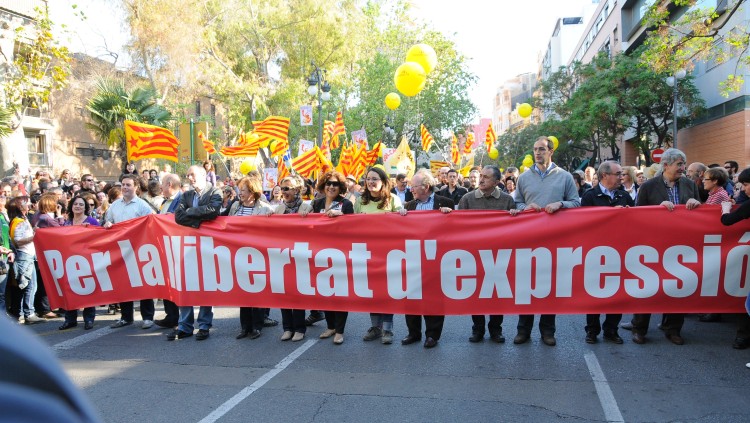 Representants de les forces polítiques el 25 d'abril del 2011 a València: Pura Peris (Els Verds del País Valencià), Uriel Bertran (SI), Josep Guia (PSAN), Joan Ridao (ERC), Marga Sanz (EUPV), Isabel Escudero i Carme Ninet (PSPV), Mònica Oltra (Compromís), l’escriptor Joan Francesc Mira, Josep M. Àlvarez (UGT Catalunya), Antoni Vives (CiU) i Antoni Mayor (president d’HOSBEC, Associació d’Empresaris d’Hotels de Benidorm). Prats i Camps - Arxiu EL TEMPS