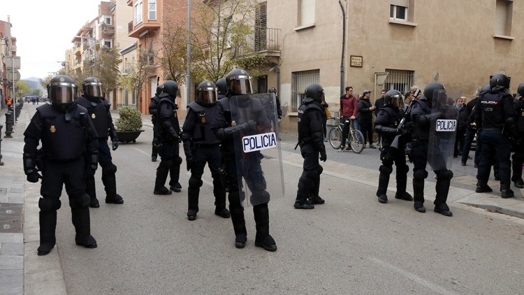 Un cordó policial de la Policia Nacional pels carrers de Salt aquest 13 de novembre del 2019. Agència Catalana de Notícies