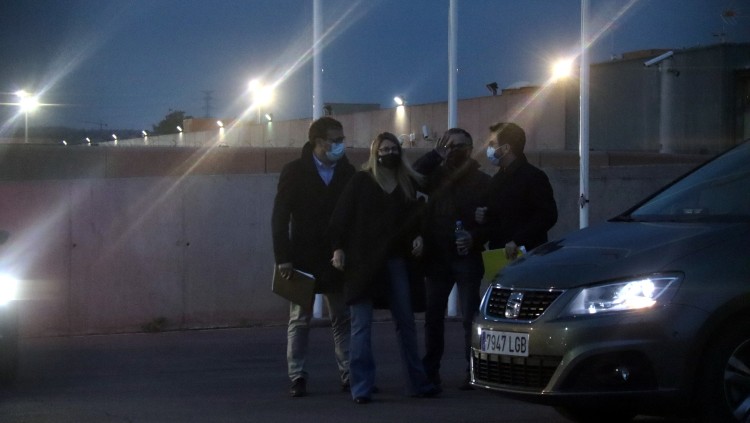 Artadi i Rius, de JxCat, i Aragonès i Jové, d'ERC, a l'exterior de Lledoners després de finalitzar la reunió. 27 d'abril de 2021. Agència Catalana de Notícies
