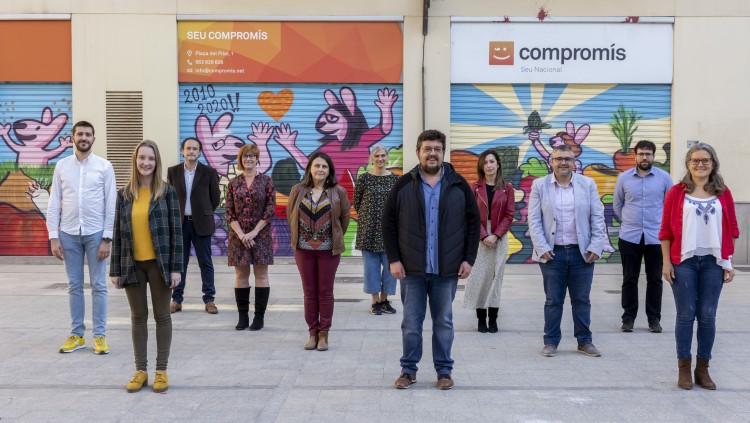 Àlex Ruix (al mig) i part de la seua candidatura per liderar el Bloc, davant la seu nacional de Compromís, al centre de València.. Miguel Lorenzo