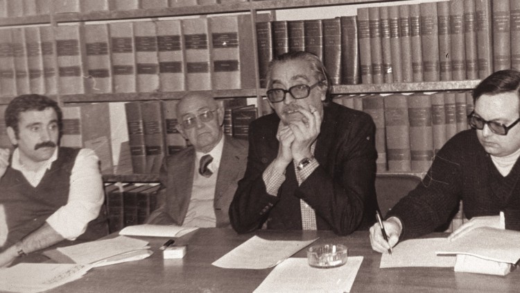 Eliseu Climent, Adolf Pizcueta, Joan Fuster i Enric Ferrer Solivares, director del Centre Carles Salvador, a la Cambra de Comerç de València el 1978, en la primera assemblea d'Acció Cultural del País Valencià.