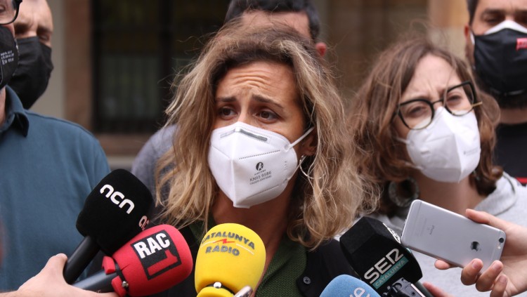 La diputada de la CUP-NCG Laia Estrada en una atenció a mitjans davant del Parlament. Agència Catalana de Notícies
