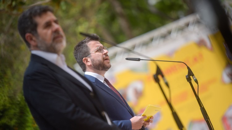 Pla mitjà de perfil del secretari general de JxCat, Jordi Sànchez, amb el vicepresident de la Generalitat amb funcions de president, Pere Aragonès, el 17 de maig de 2021. Agència Catalana de Notícies