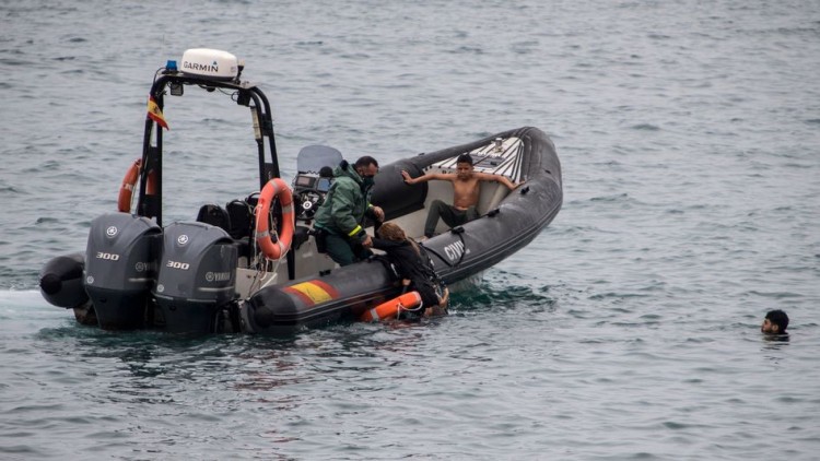 Un guàrdia civil rescata un migrant enmig de la mar a Ceuta. Der Spiegel