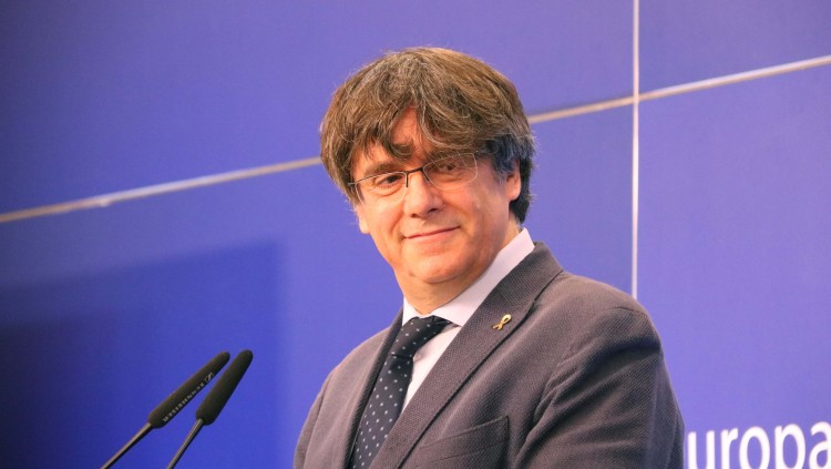 Pla lateral de l'eurodiputat de JxCat Carles Puigdemont en la roda de premsa a l'Eurocambra sobre el suplicatori, el 24 de febrer del 2021 a Brussel·les. Agència Catalana de Notícies