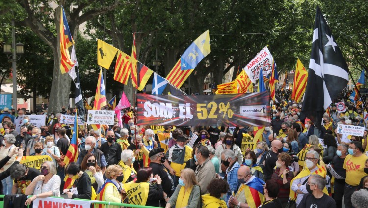 Pla general de la concentració a la Rambla de Figueres plena de persones amb banderes aquest dissabte 22 de maig de 2021. Agència Catalana de Notícies