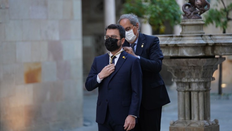 El president Torra posa la medalla al seu successor, Pere Aragonès, en l'acte de la presa de possessió. Europa Press