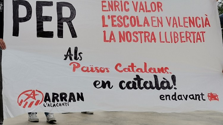 Pancarta mostrada durant la protesta contra l'acte a la Universitat d'Alacant en què ha participat Vox. Twitter Endavant l\'Alacantí @EndavantAlacant