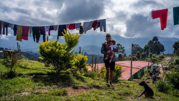 Un exmilitant de les FARC camina pels camps de cultiu. Der Spiegel